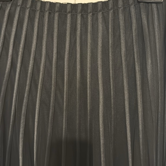 Frank Lyman pull on skirt - Picture 2 of 4